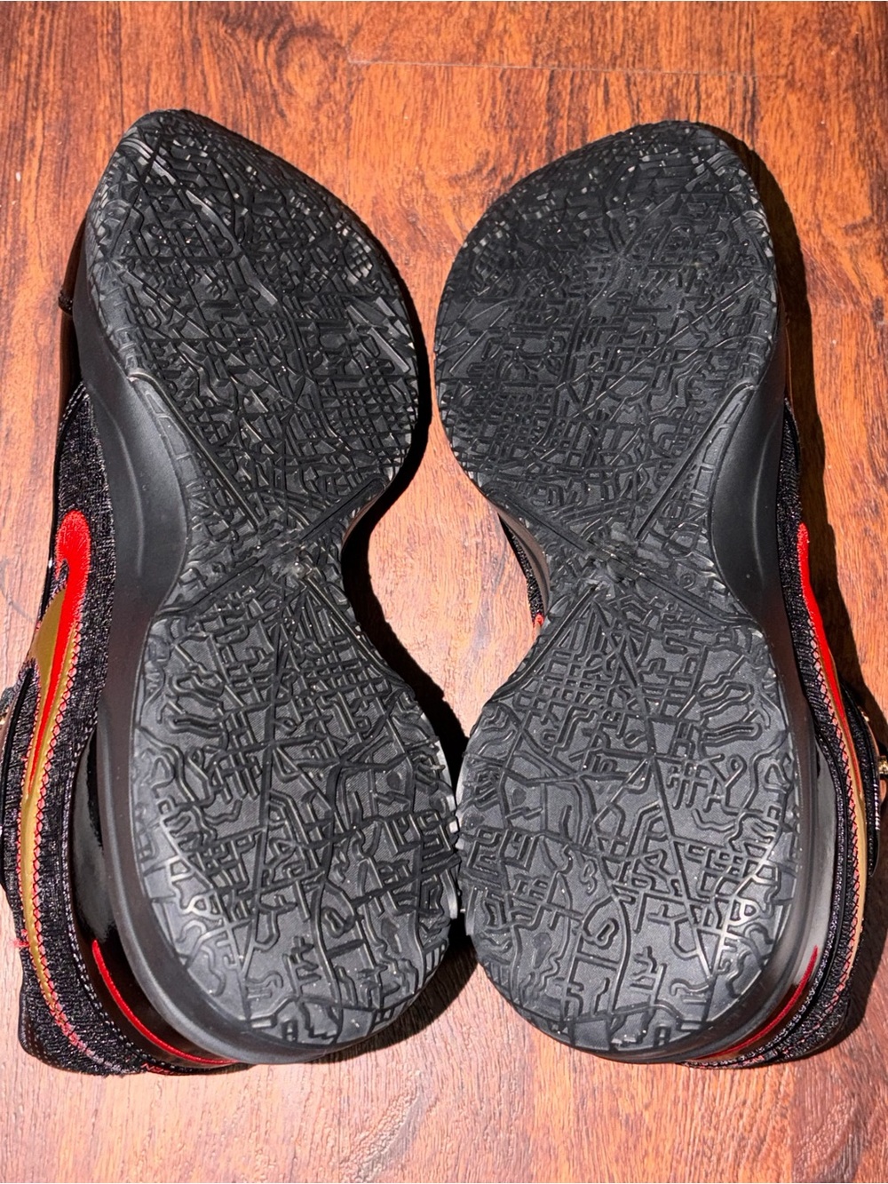 LeBron basketball shoes by Nike - Picture 13 of 13